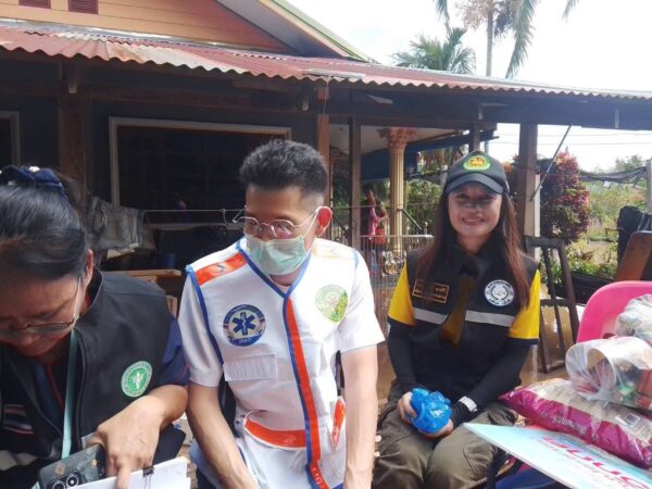 นายก อบต.คลองมะพลับและทีมแพทย์จังหวัดสุโขทัย และ อำเภอศรีนคร ช่วยเหลือผู้ป่วย ติดในบ้าน พื้นน้ำท่วมที่หมู่ 6,9 
